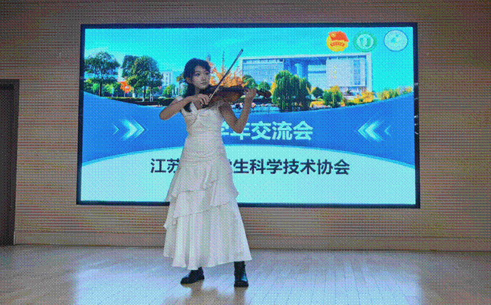 胡一凡同学拉小提琴