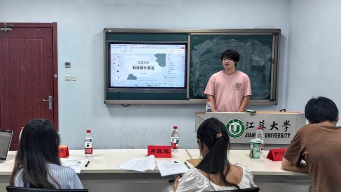 候选人接受提问