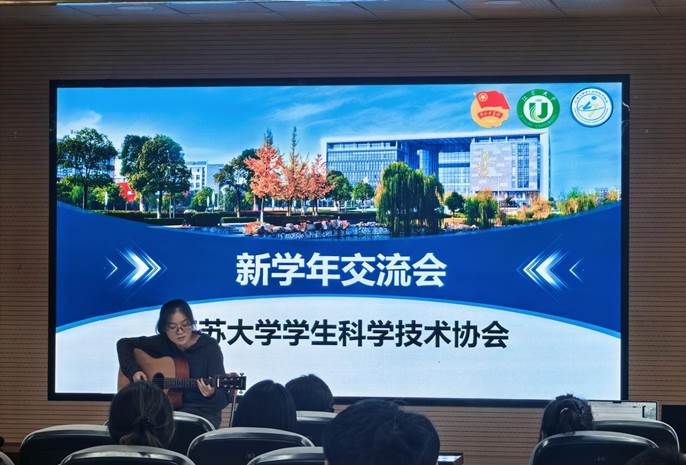 管思逸吉他弹唱